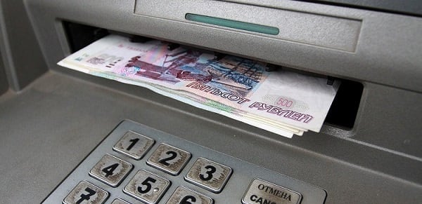 Фото денег в банкомате